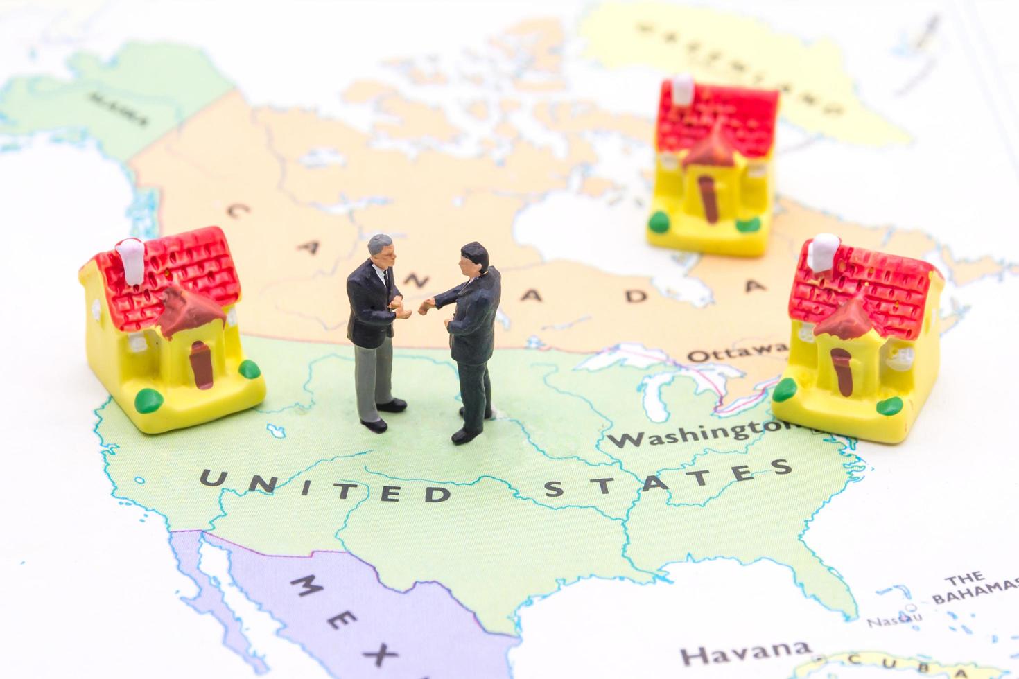 zakenman en huis op de Amerikaanse kaart. miniatuur mensen foto