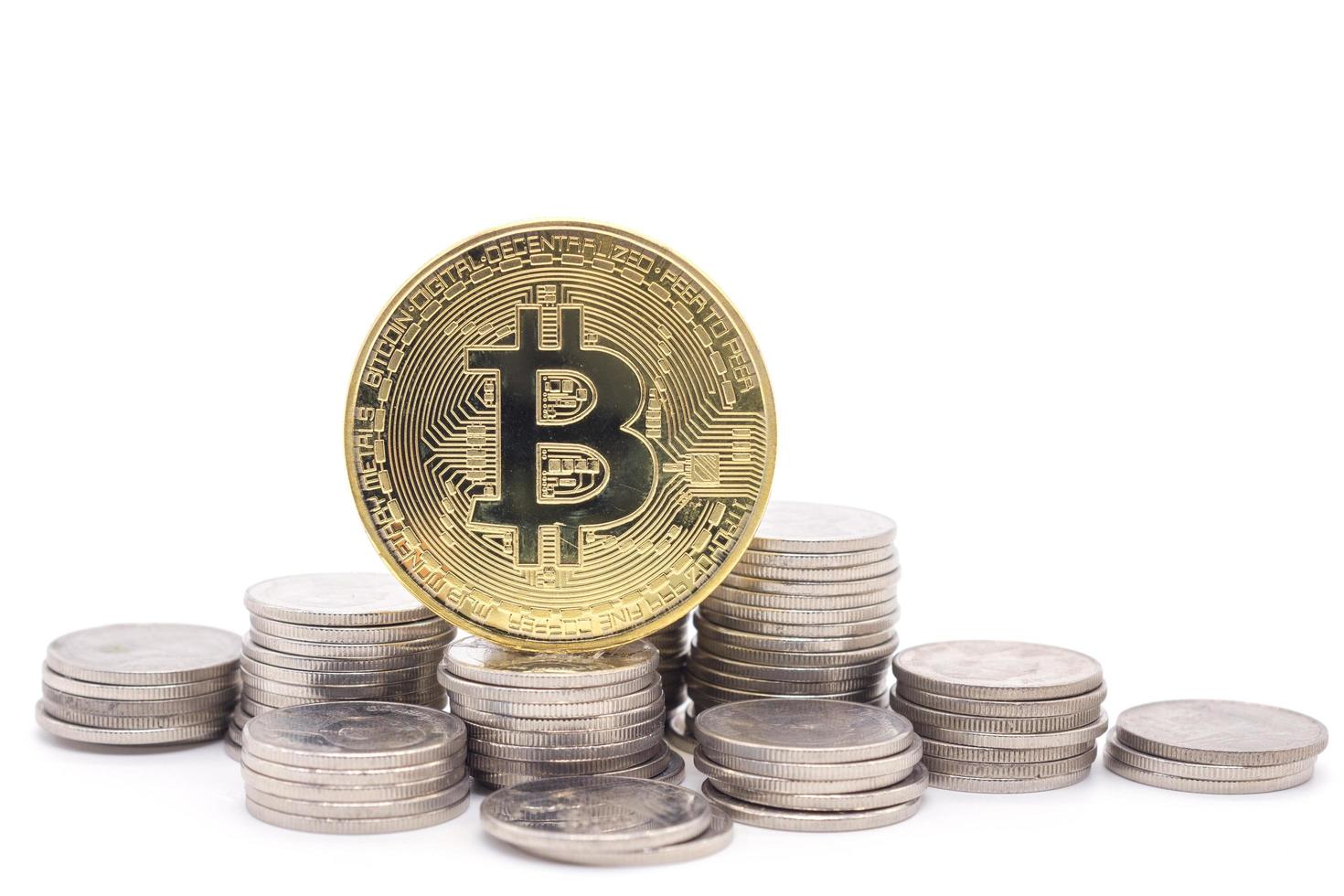 bitcoin en munten op witte achtergrond foto