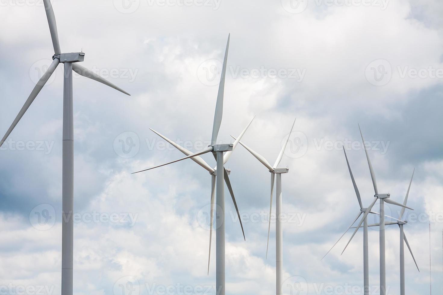 windturbines met de wolken en de lucht foto