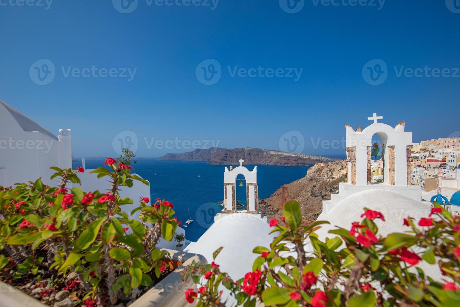zomervakantie panorama, luxe beroemde bestemming van europa. witte architectuur in santorini, griekenland. perfect reislandschap met roze bloemen en cruiseschip in zonlicht en blauwe lucht. prachtig uitzicht foto