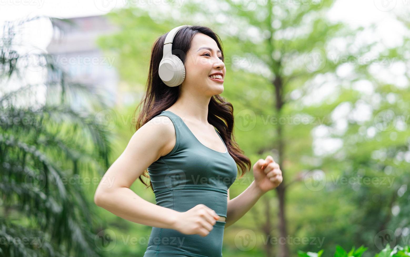 aziatische vrouw die in het park traint foto