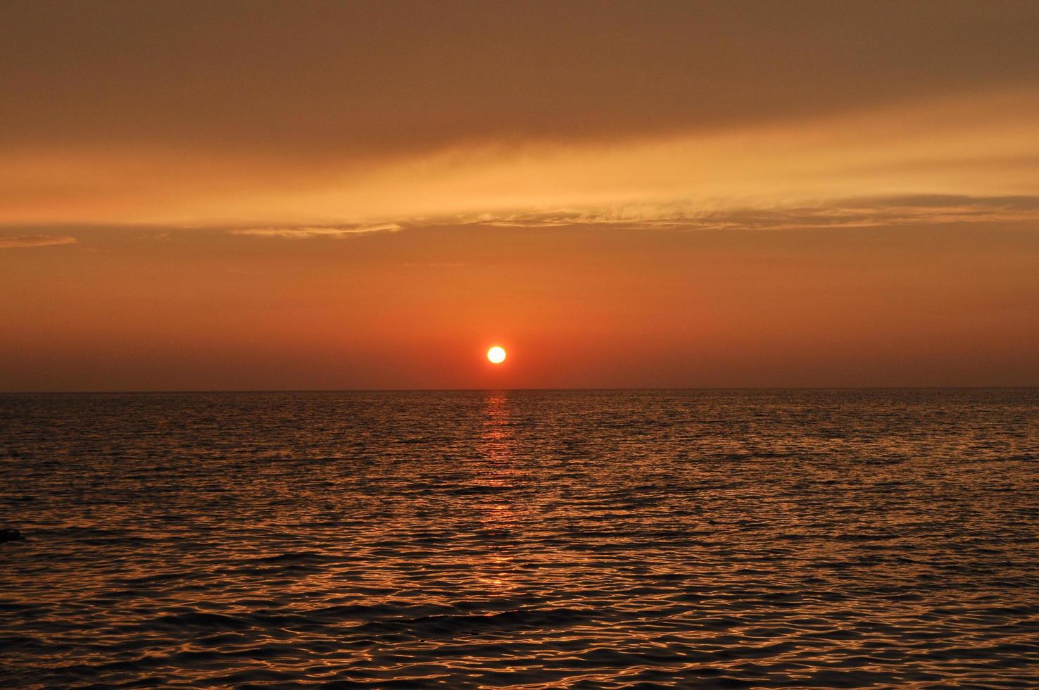 zonsondergang aan zee op Sardinië foto