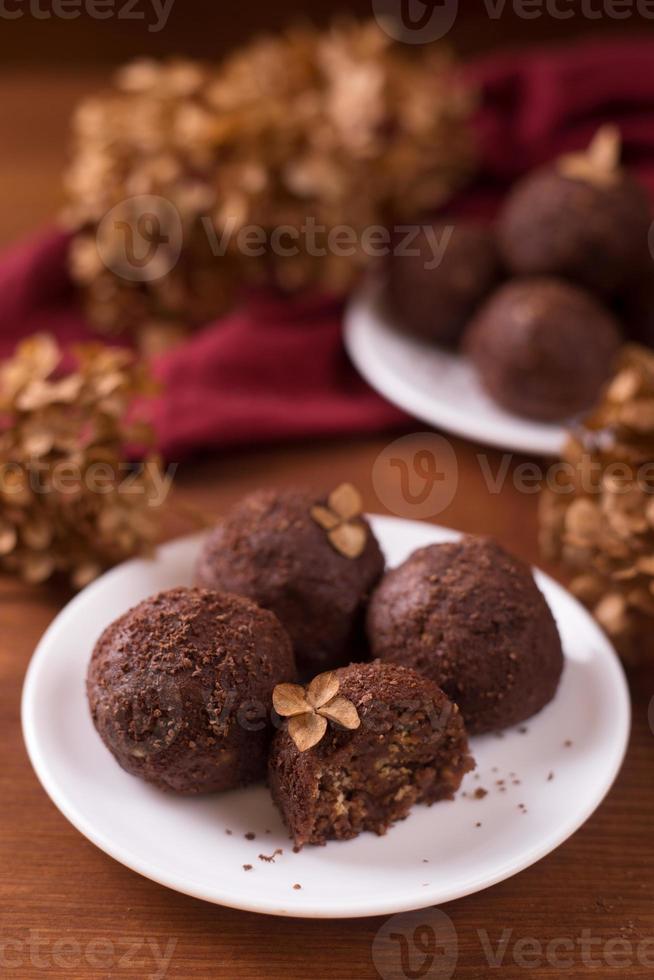 zelfgemaakte rauwe veganistische chocoladeballen foto