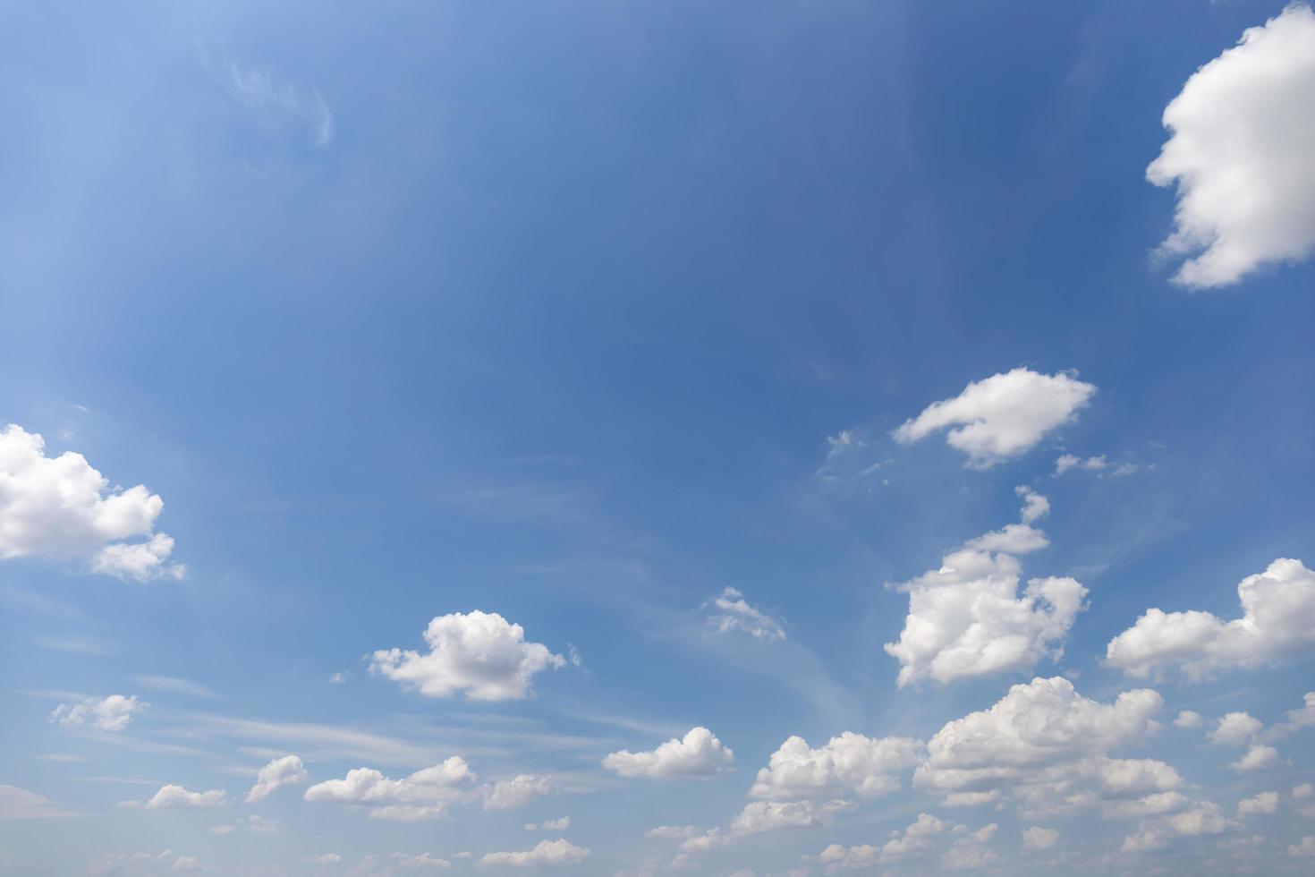 blauwe hemelachtergrond met de natuurlijke achtergrond van wolken. foto