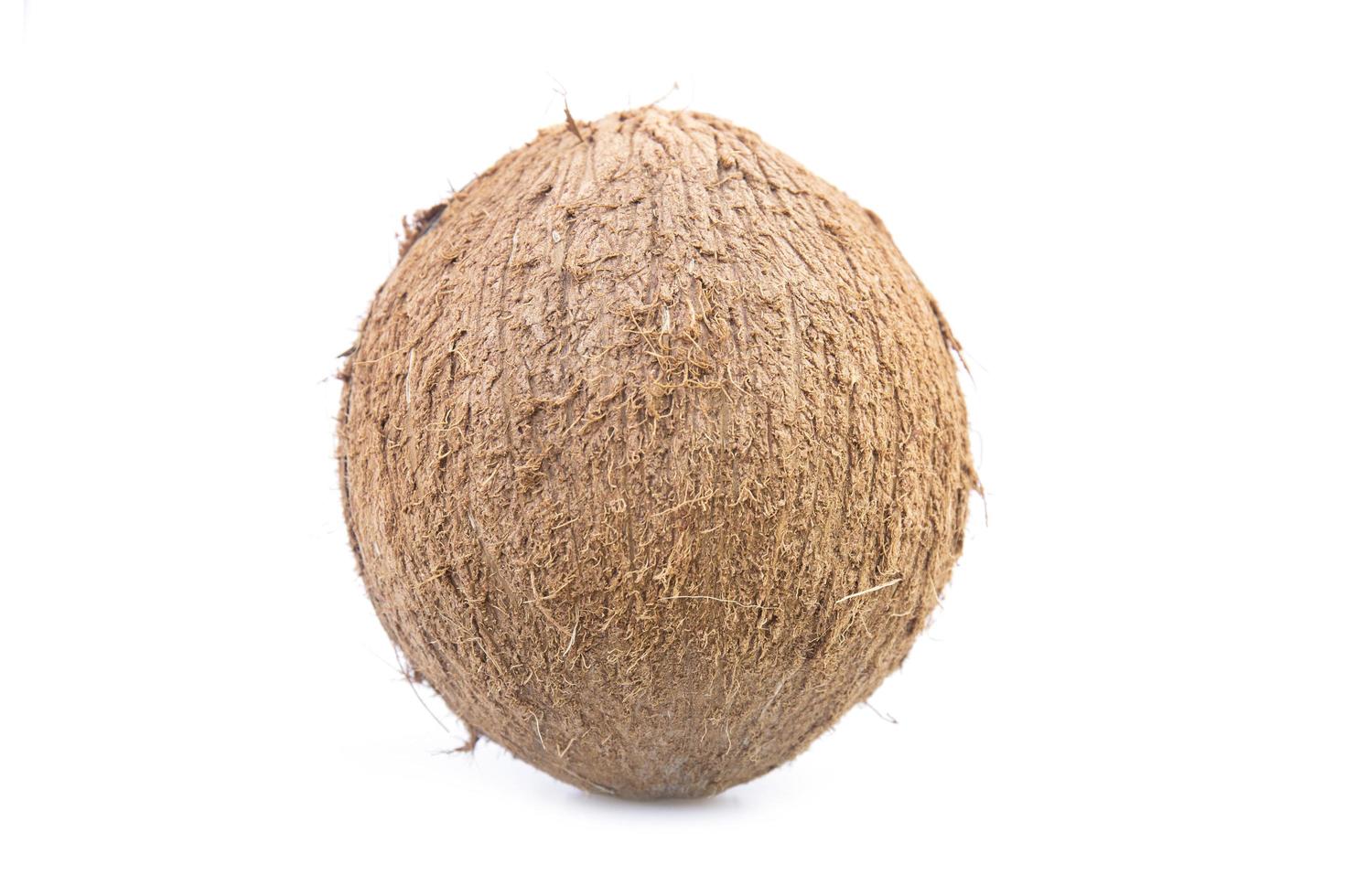 bruine kokosnoot geïsoleerd op een witte achtergrond. foto