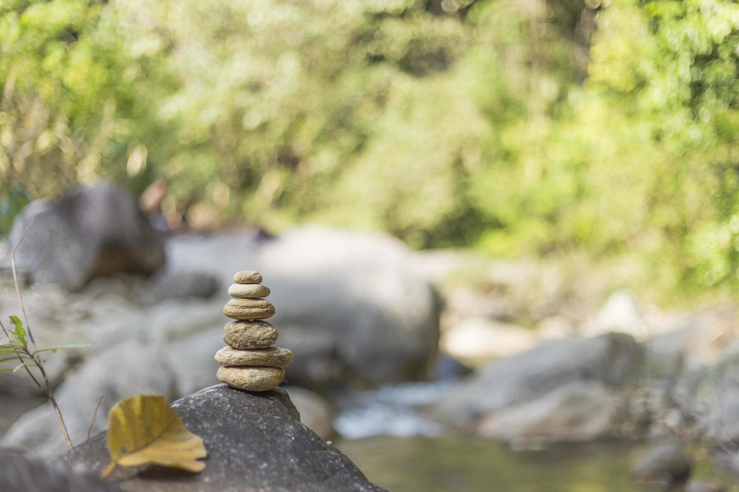 zen stenen zen steen op rivier voor perfecte meditatie foto