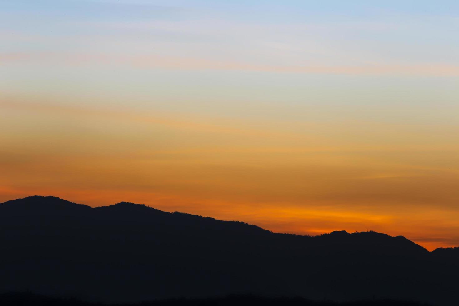 mooie lucht bij zonsopgang natuurlijke achtergrond foto