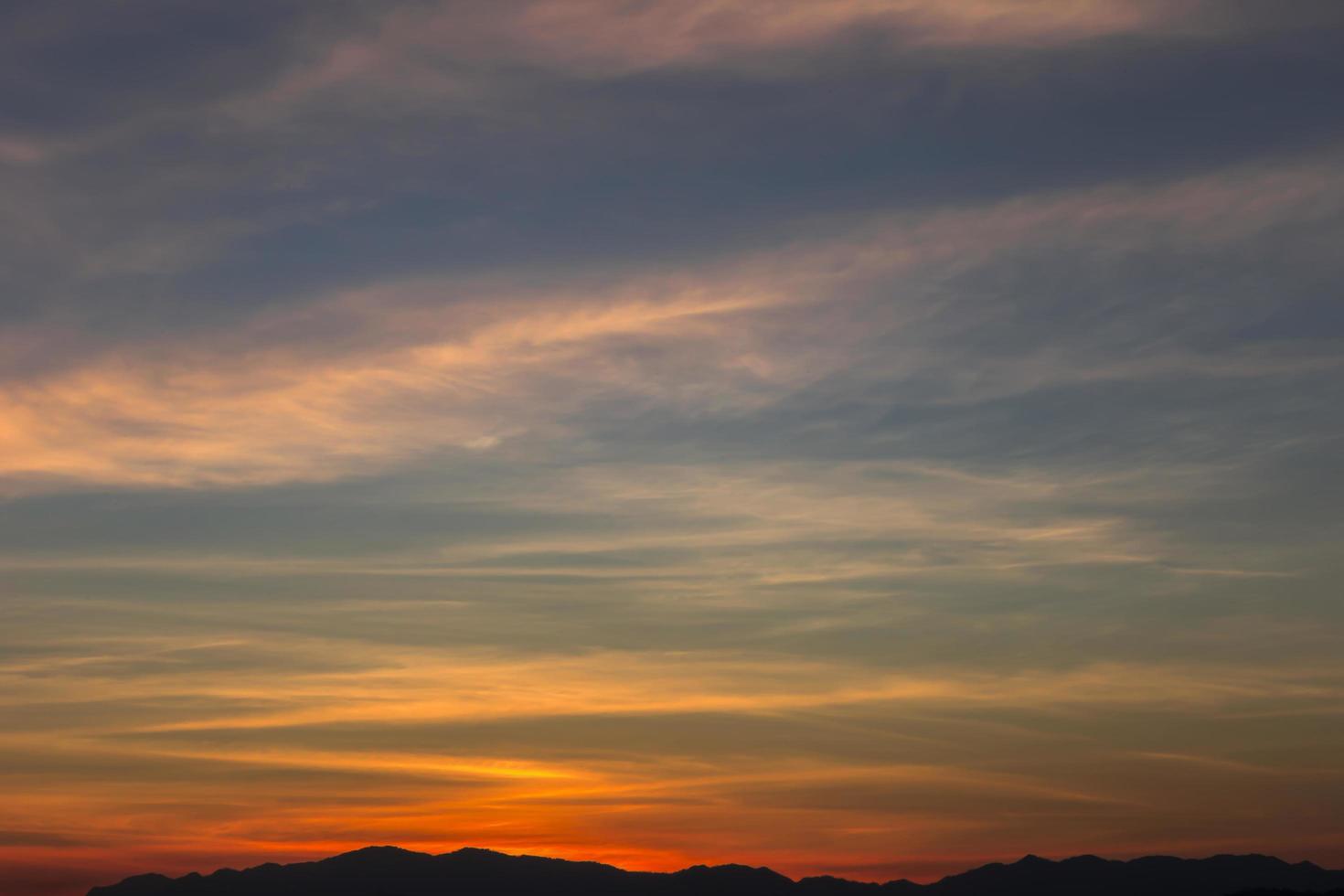 mooie lucht bij zonsopgang natuurlijke achtergrond foto