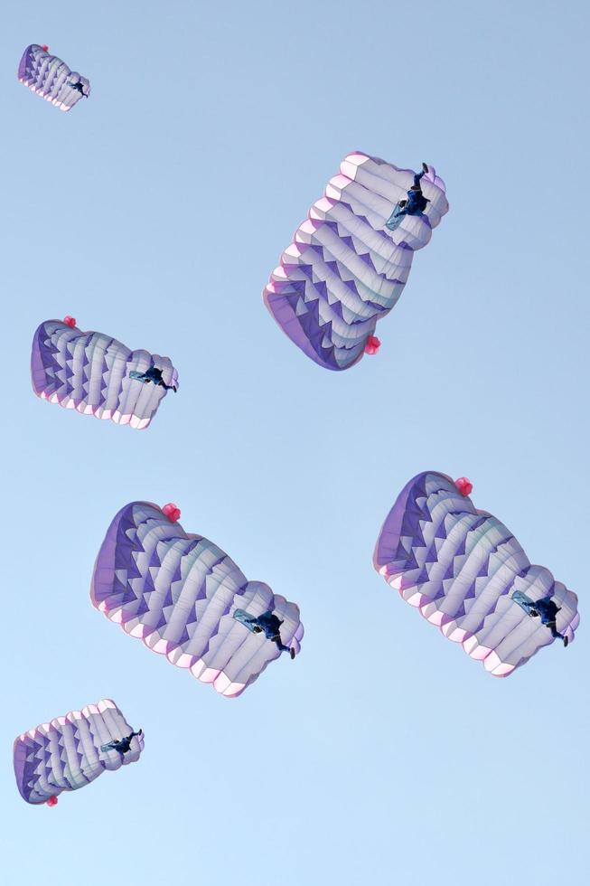 veel parachutes over een blauwe hemelachtergrond foto