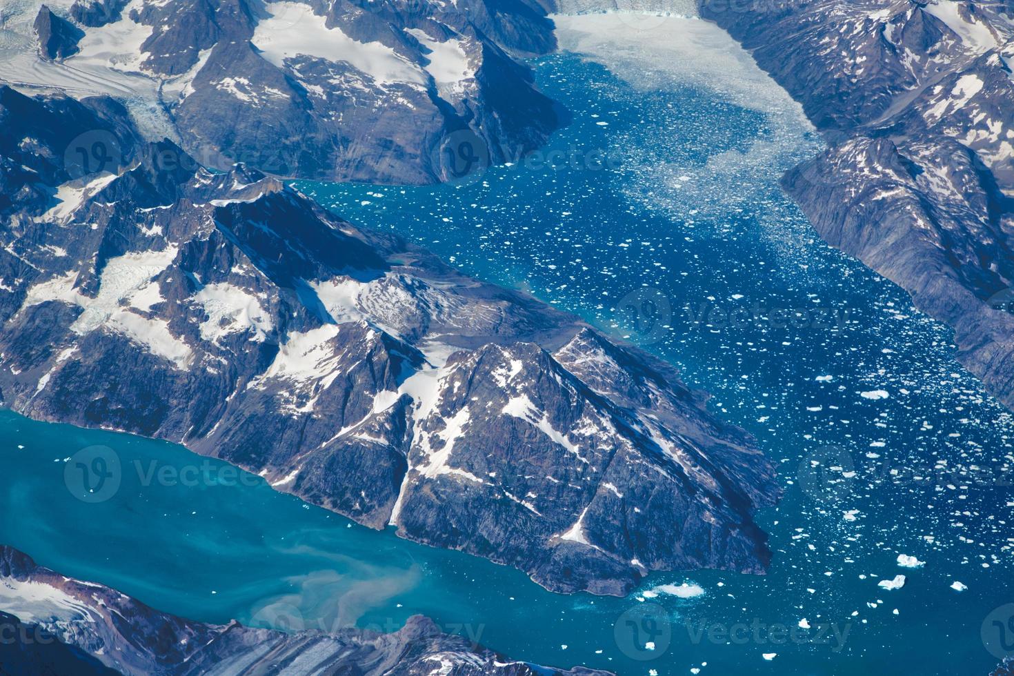 luchtfoto van schilderachtige gletsjers en ijsbergen van Groenland foto
