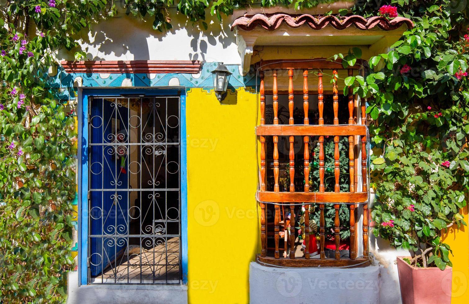 Colombia, schilderachtige kleurrijke straten van Cartagena in historisch Getemani-district dichtbij ommuurde stad, Ciudad Amurallada foto