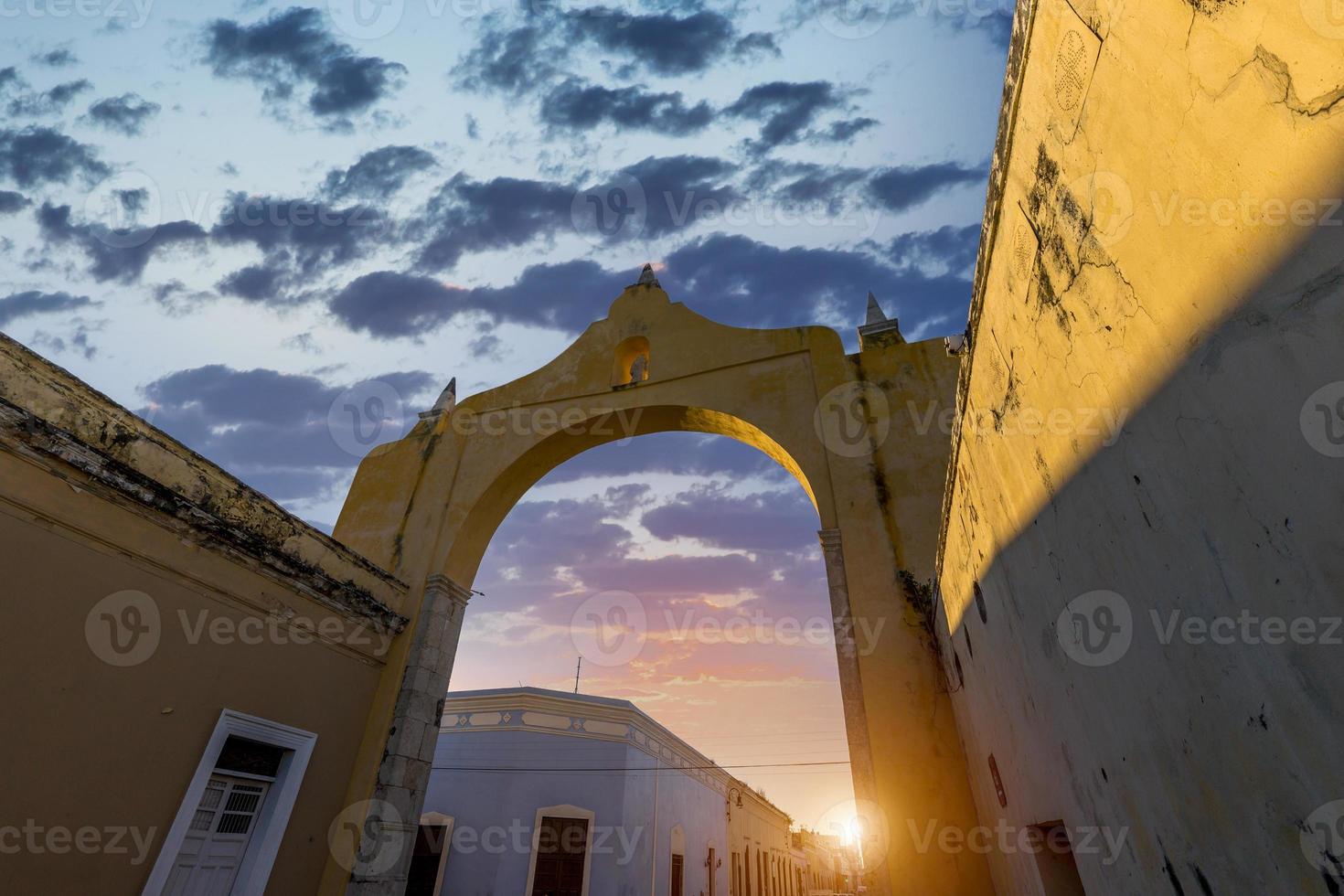 schilderachtige kleurrijke koloniale merida-straten in mexico, yucatan foto