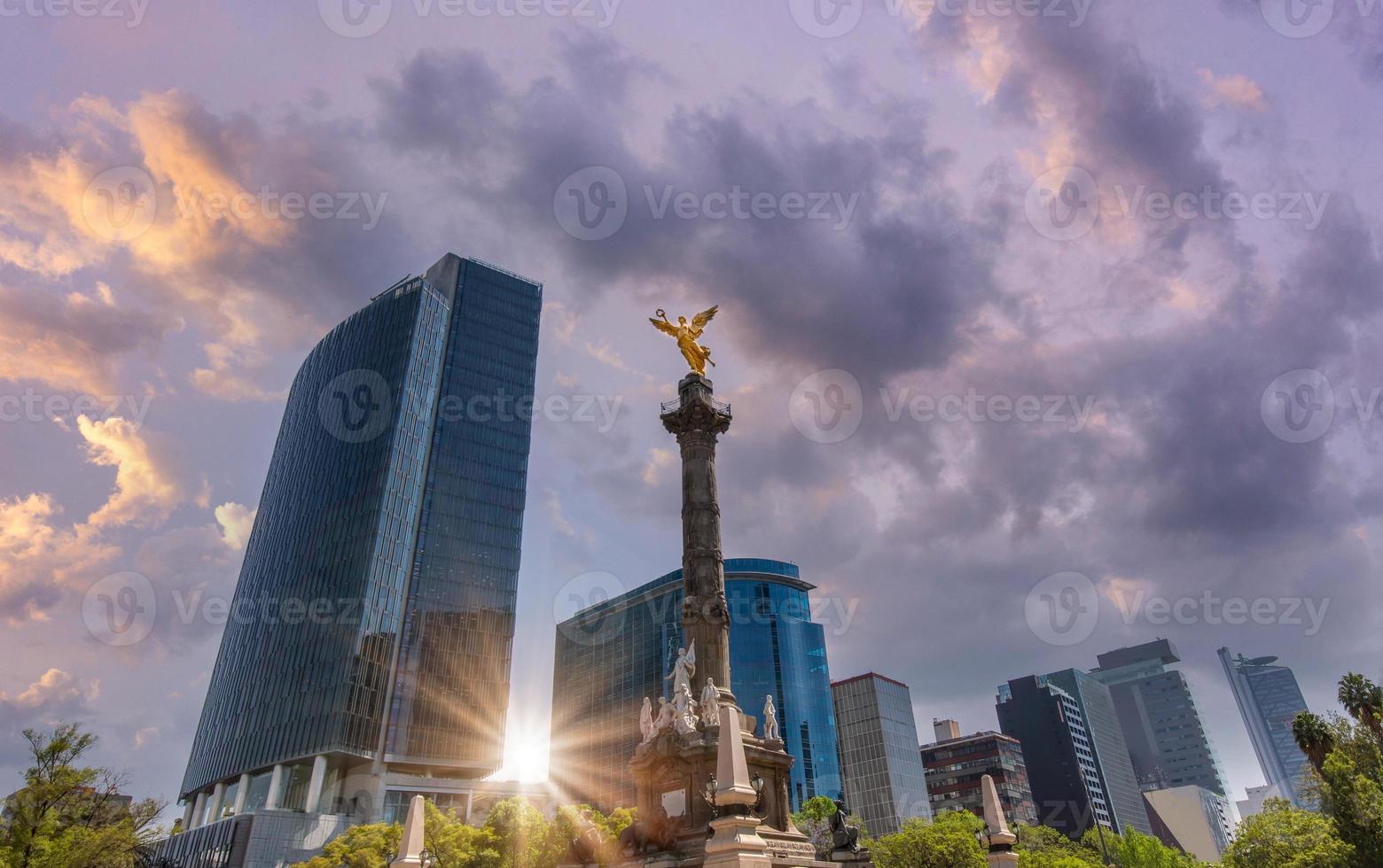 engel van onafhankelijkheidsmonument gelegen aan de reforma-straat nabij het historische centrum van mexico-stad foto