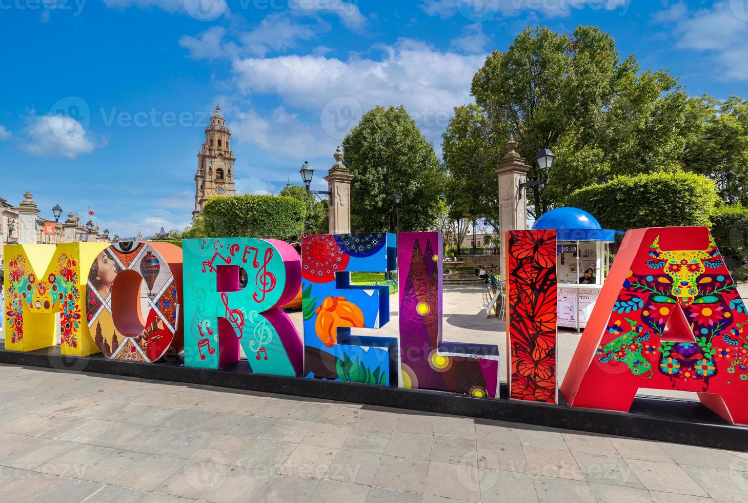 grote letters teken van morelia op het centrale stadsplein in de buurt van de kathedraal van morelia op plaza de armas, arms square foto