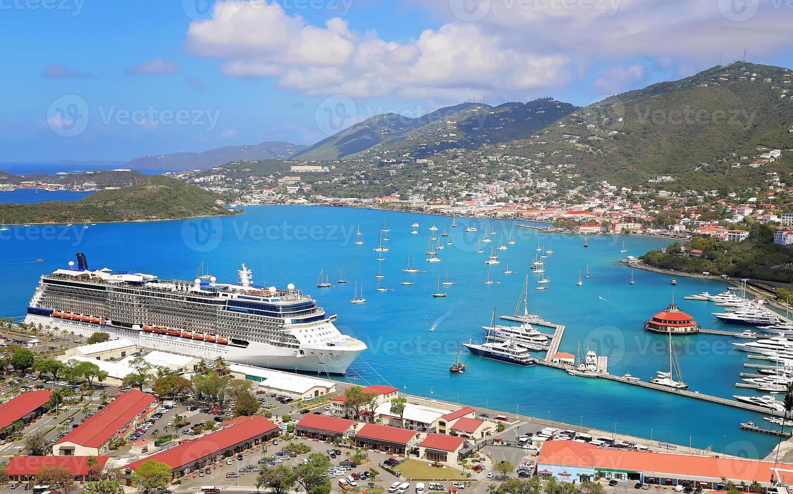 cruiseschip aangemeerd in de buurt van het eiland sint thomas op een Caribische vakantiecruise foto