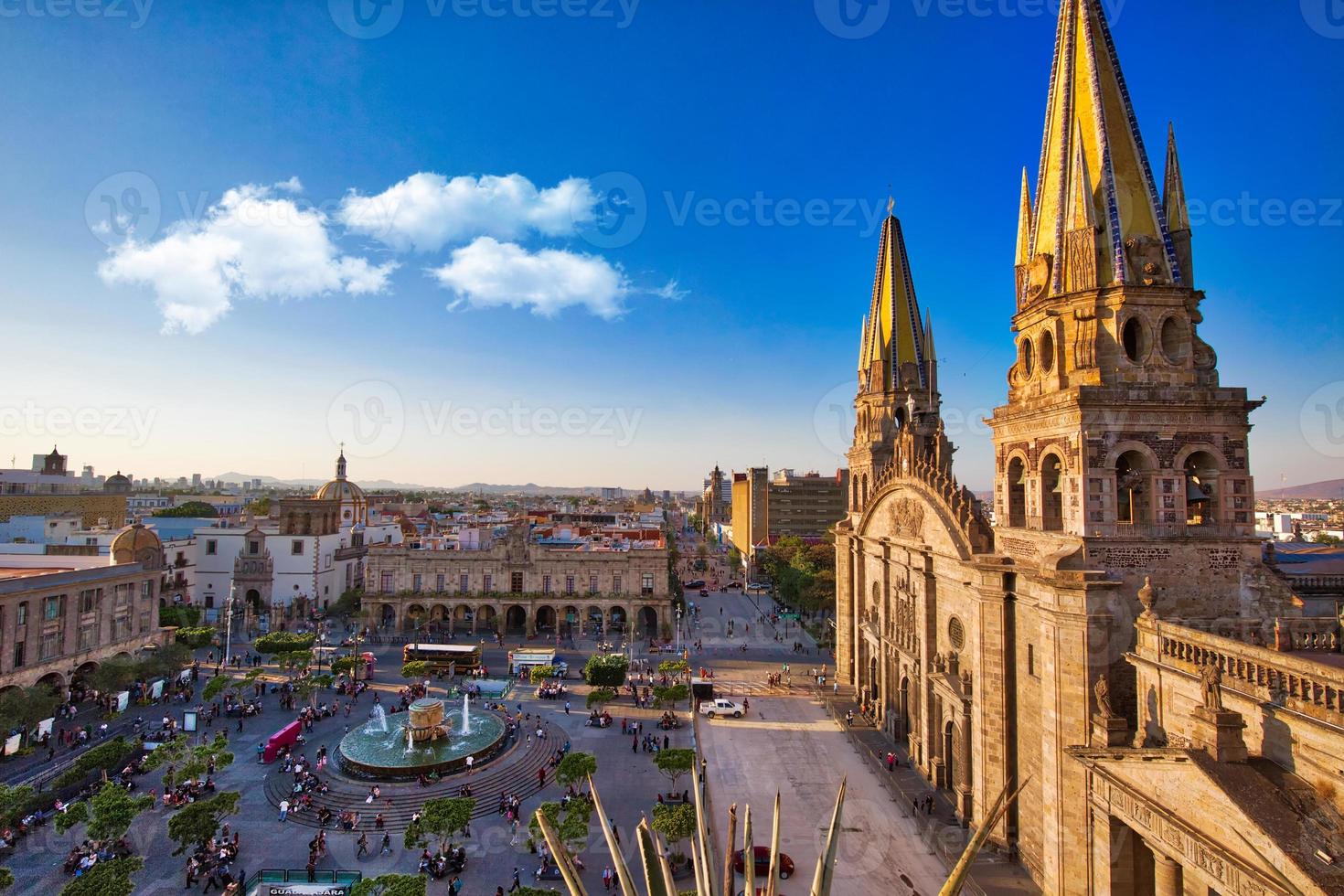 centrale mijlpaal kathedraal kathedraal van de veronderstelling van onze lieve vrouw gelegen op het centrale plein van guadalajara foto