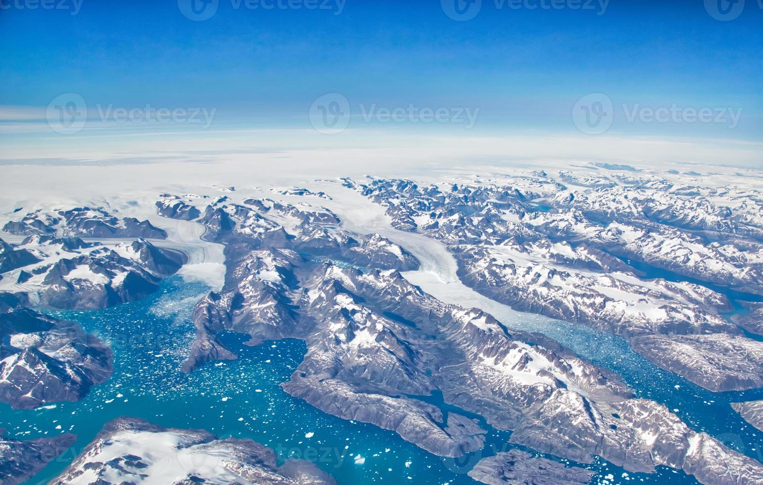 luchtfoto van schilderachtige gletsjers en ijsbergen van Groenland foto