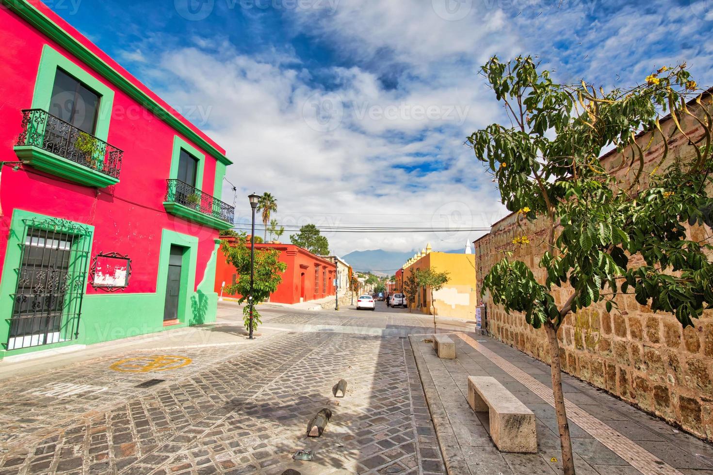 Oaxaca-stad, schilderachtige oude stadsstraten en kleurrijke koloniale gebouwen in het historische stadscentrum foto