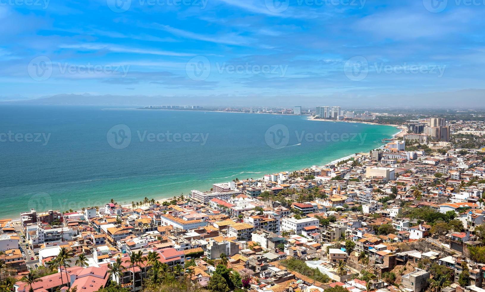 schilderachtige mirador cerro la cruz uitkijkpunt met panoramisch uitzicht op Puerto Vallarta en de beroemde kustlijn met oceaanstranden en luxe hotels foto