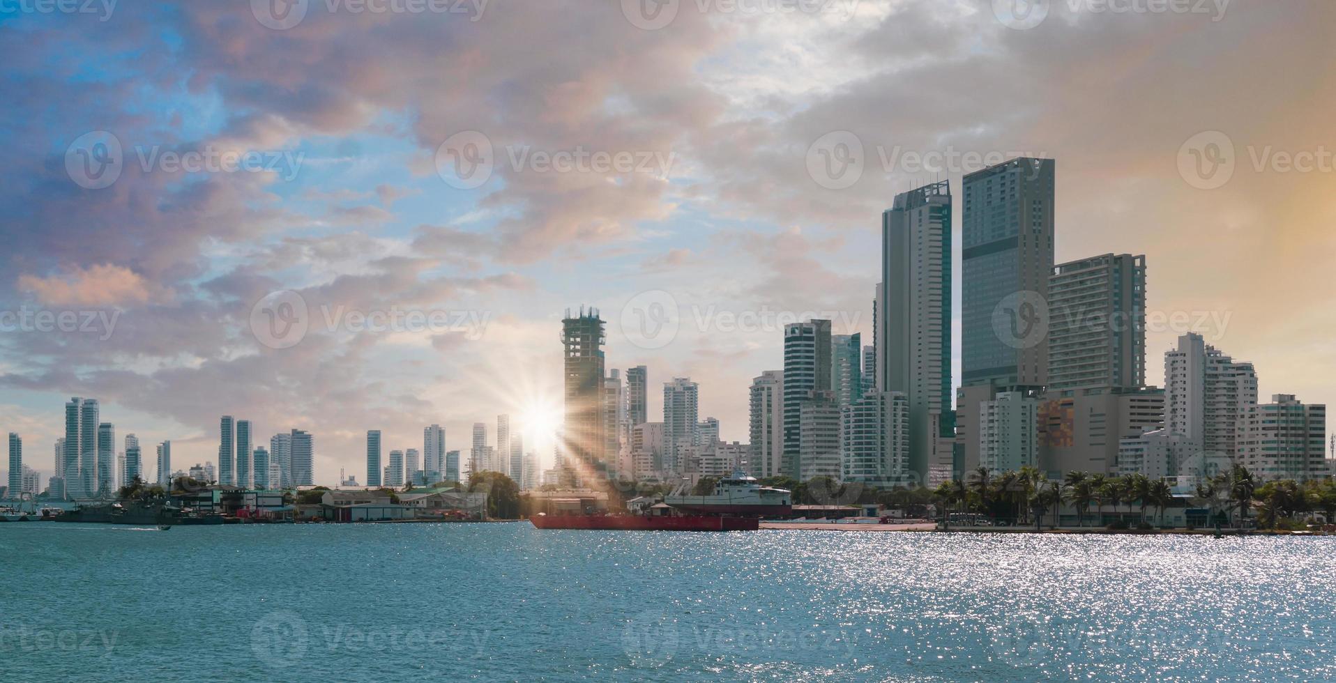 Colombia, schilderachtige baai van Cartagena, Bocagrande en skyline van de stad bij zonsondergang foto