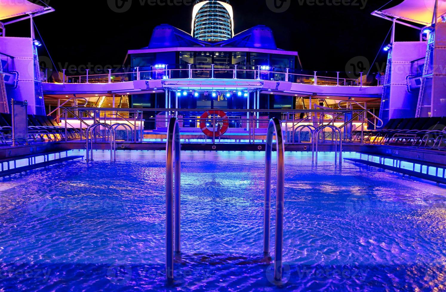 cruiseschip zwembad 's nachts op het bovendek met mooie uitzichten foto