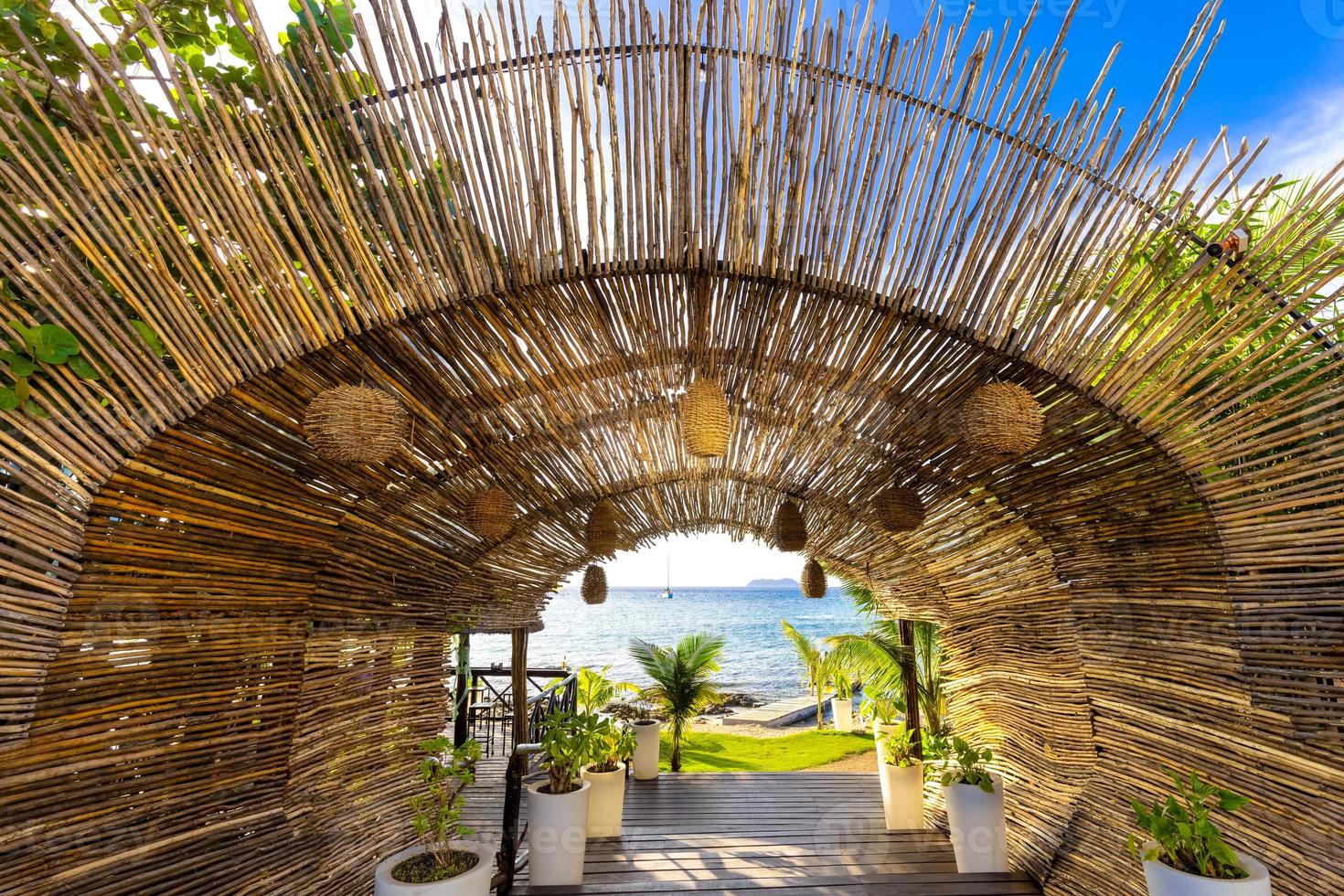 cozumel toeristische cafés en restaurants aan de oceaanpromenade met een schilderachtig uitzicht op het landschap van cozumel en nationaal Mexicaans eten en drinken foto