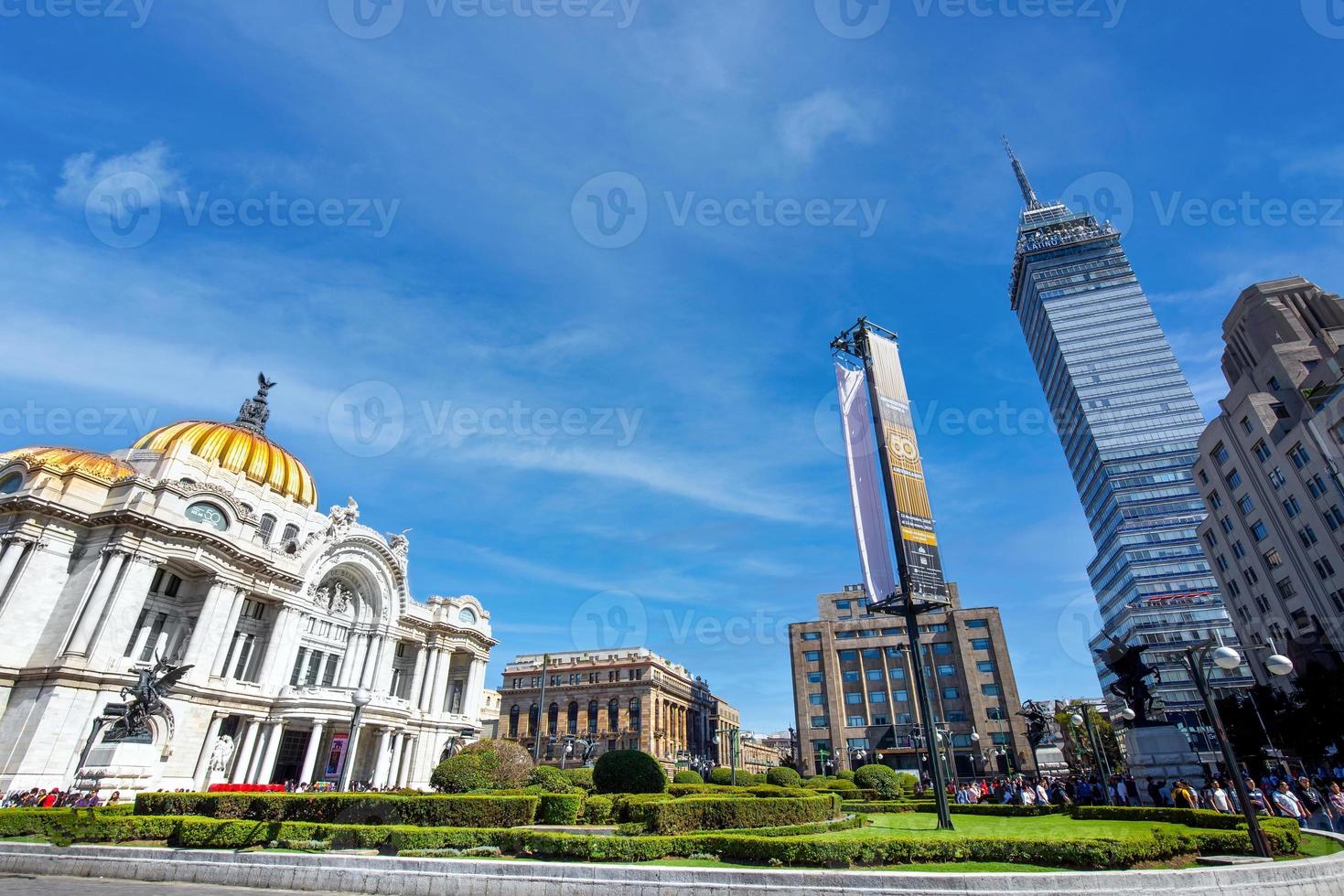 mijlpaal toren torre latinoamericana en paleis voor schone kunsten palacio de bellas artes in de buurt van het centrale park van alameda en het historische centrum van zocalo foto