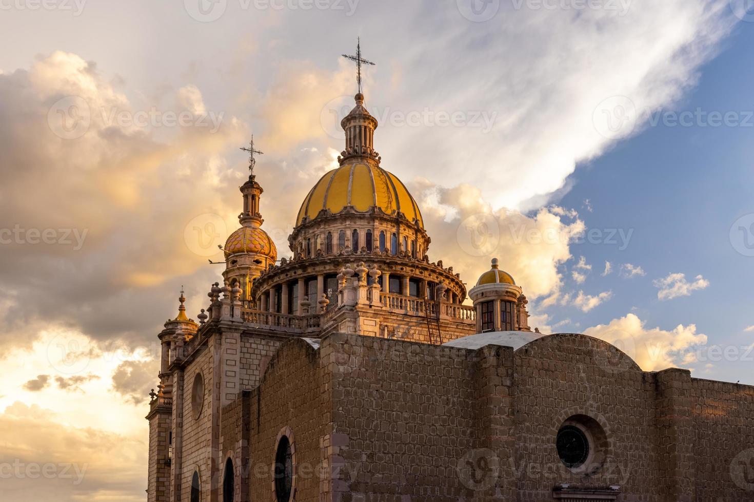 centraal mexico, aguascalientes katholieke kerken, kleurrijke straten en koloniale huizen in het historische stadscentrum in de buurt van de kathedraalbasiliek, een van de belangrijkste toeristische attracties van de stad foto