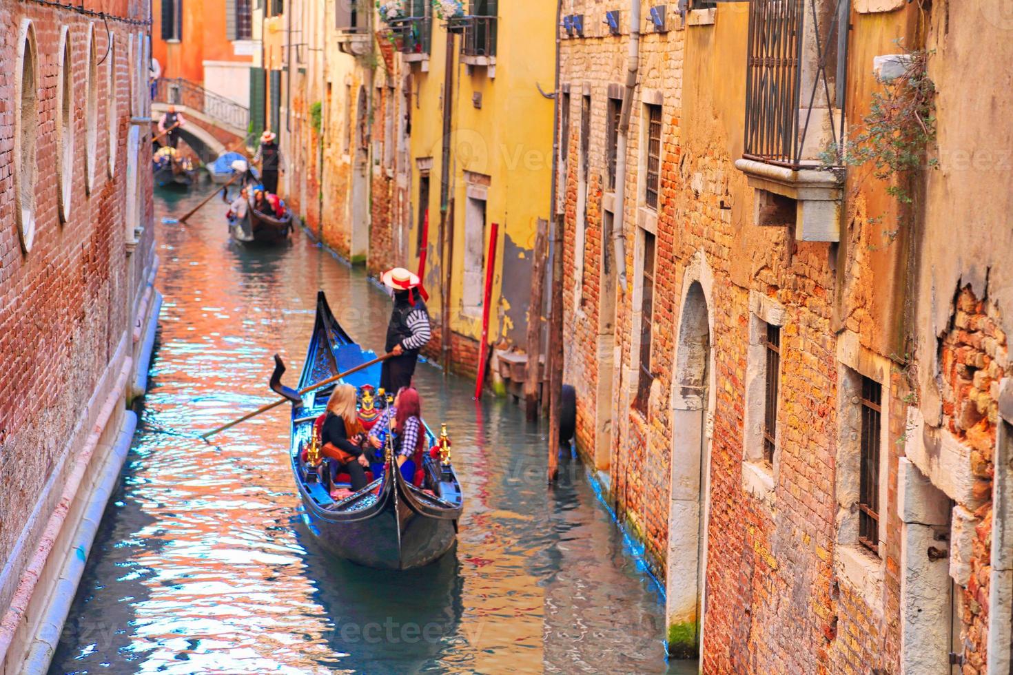 luxe gondel wachten op toeristen in de buurt van de rialtobrug in venetië foto