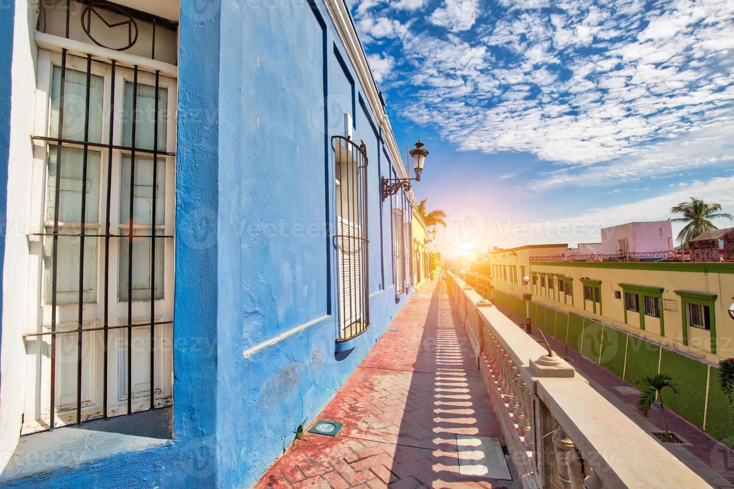 mexico, mazatlan, kleurrijke oude stadsstraten in het historische stadscentrum foto
