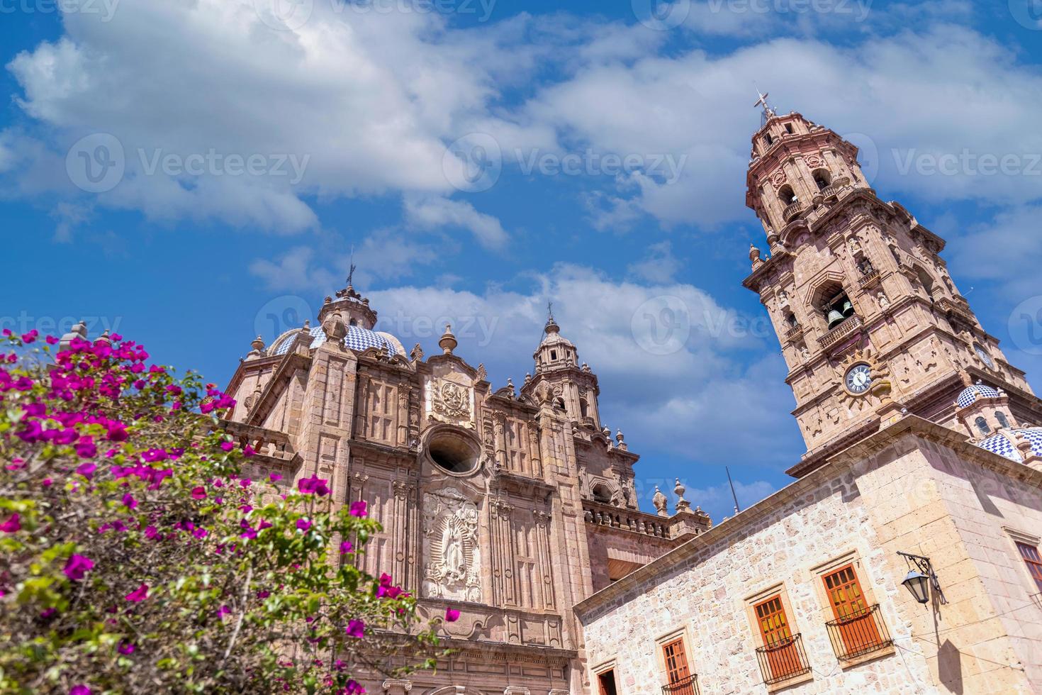 mexico, michoacan, beroemde schilderachtige morelia-kathedraal op plaza de armas in het historische stadscentrum foto