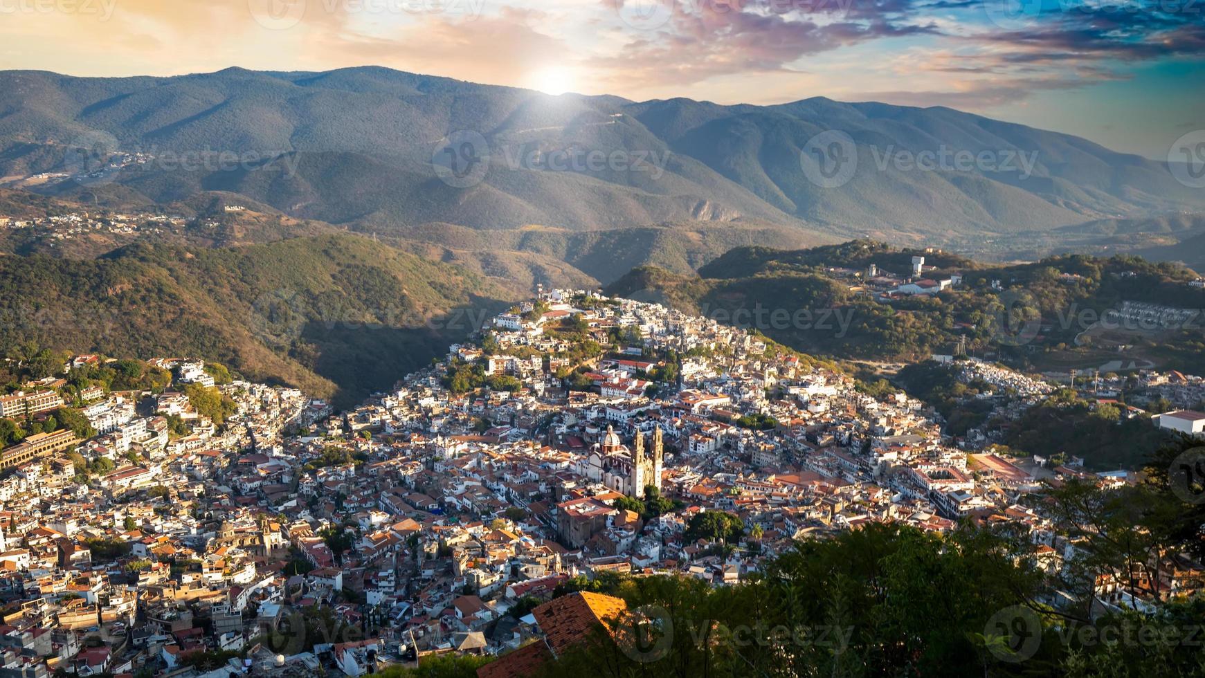 mexico, taxco city uitkijkpunt met uitzicht op schilderachtige heuvels en kleurrijk koloniaal historisch stadscentrum foto