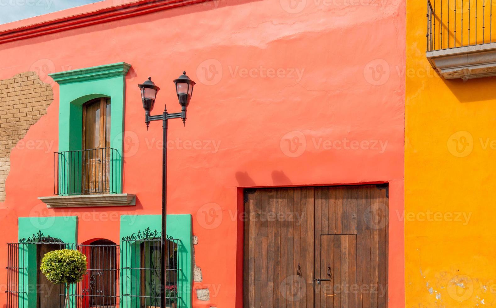 oaxaca, schilderachtige oude stadsstraten en kleurrijke koloniale gebouwen in het historische stadscentrum foto