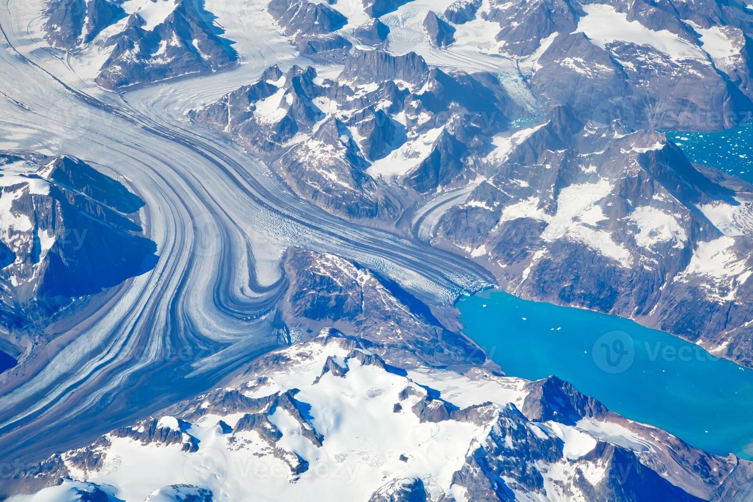 luchtfoto van schilderachtige gletsjers en ijsbergen van Groenland foto