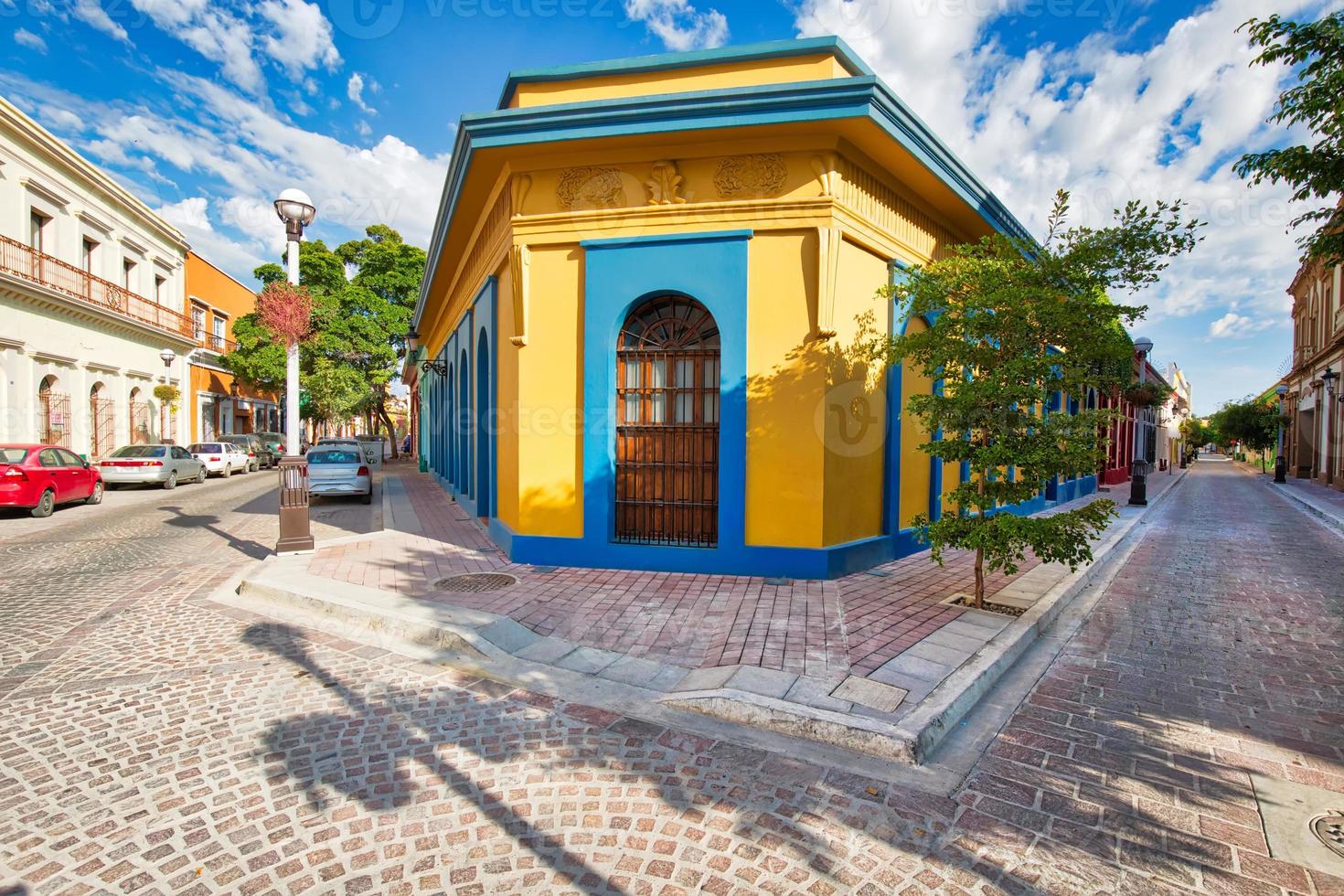 mexico, mazatlan, kleurrijke oude stadsstraten in het historische stadscentrum foto