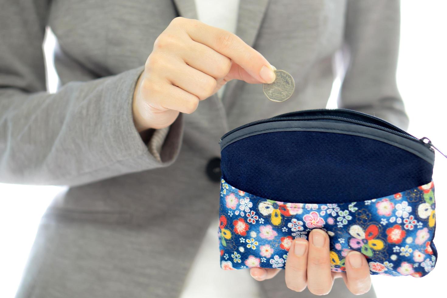 zakenvrouwen handen met Britse munten en kleine geldbuidel foto