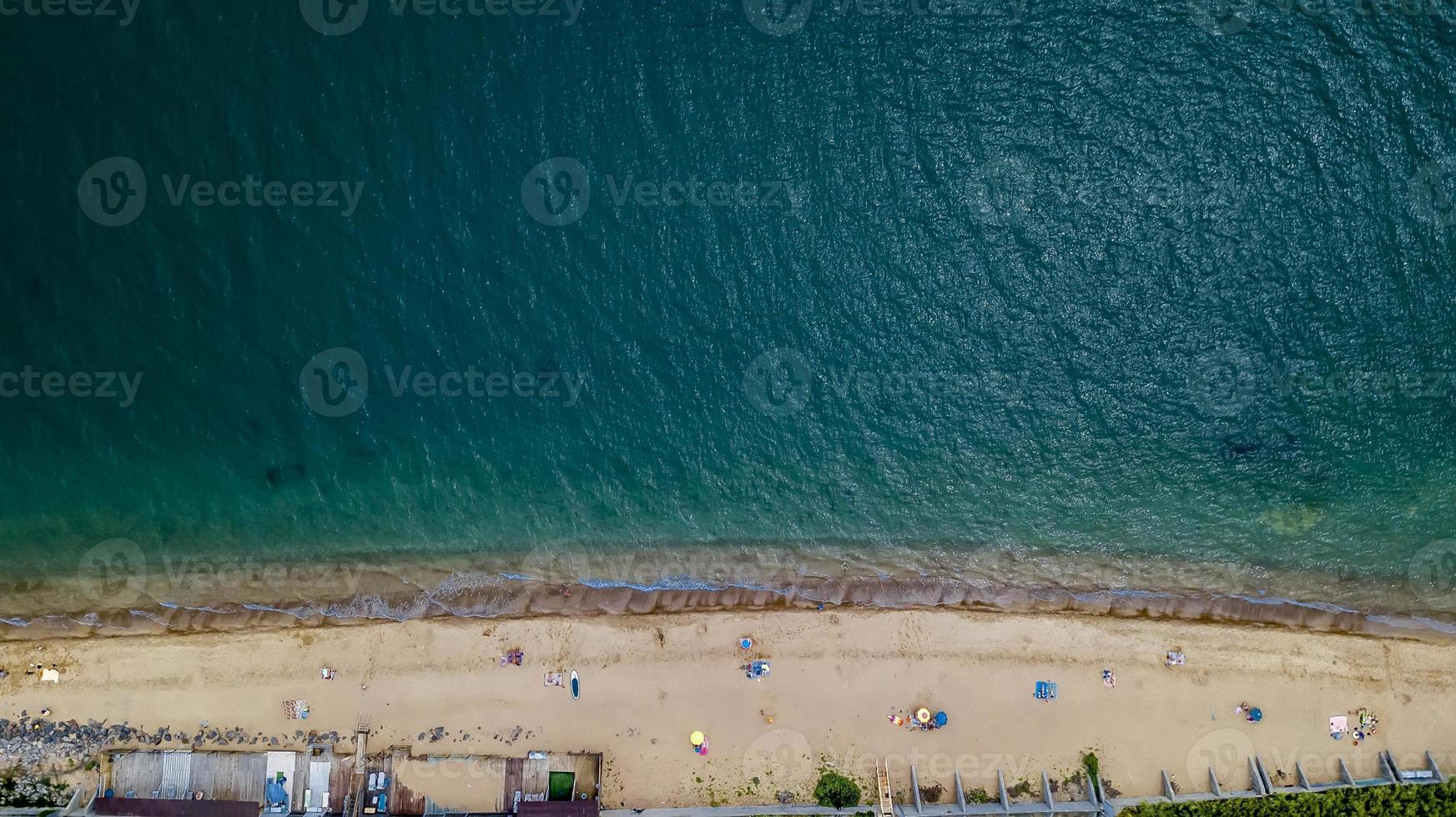 zee en zandstrand luchtfotografie met drone foto