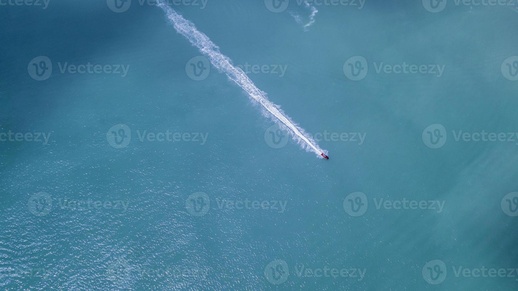 luchtfoto van jetski in de oceaan foto