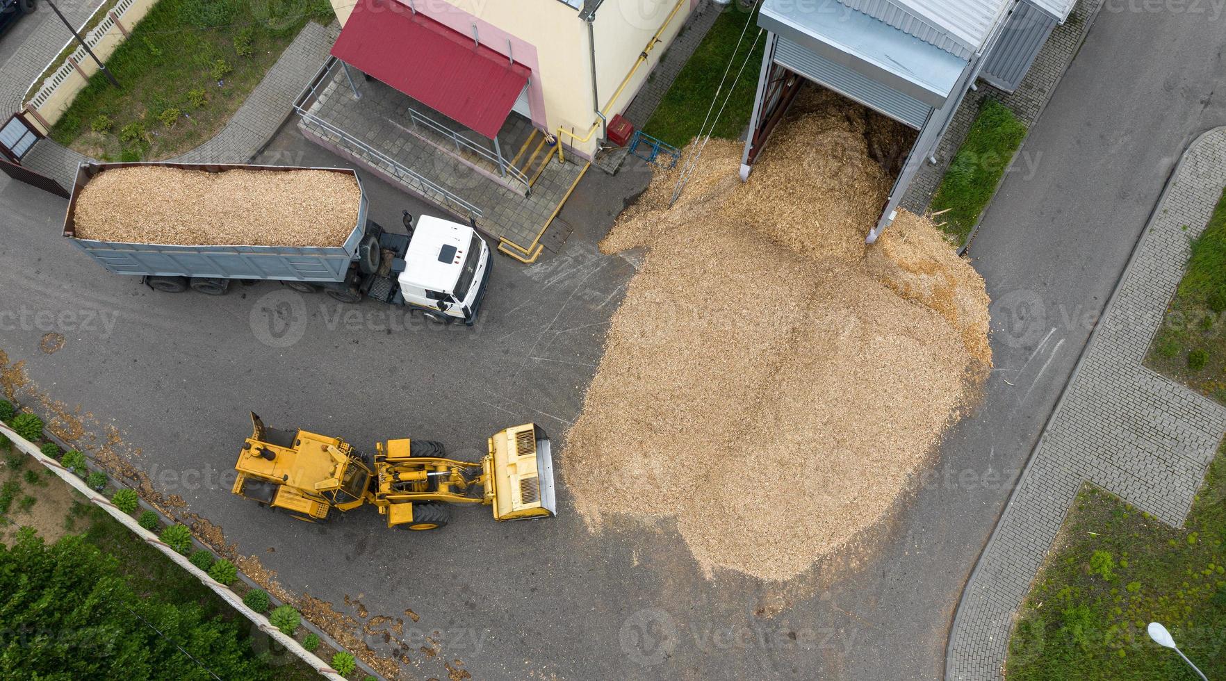 levering van zaagsel voor het bovenaanzicht van de stookruimte. alternatieve energie. foto