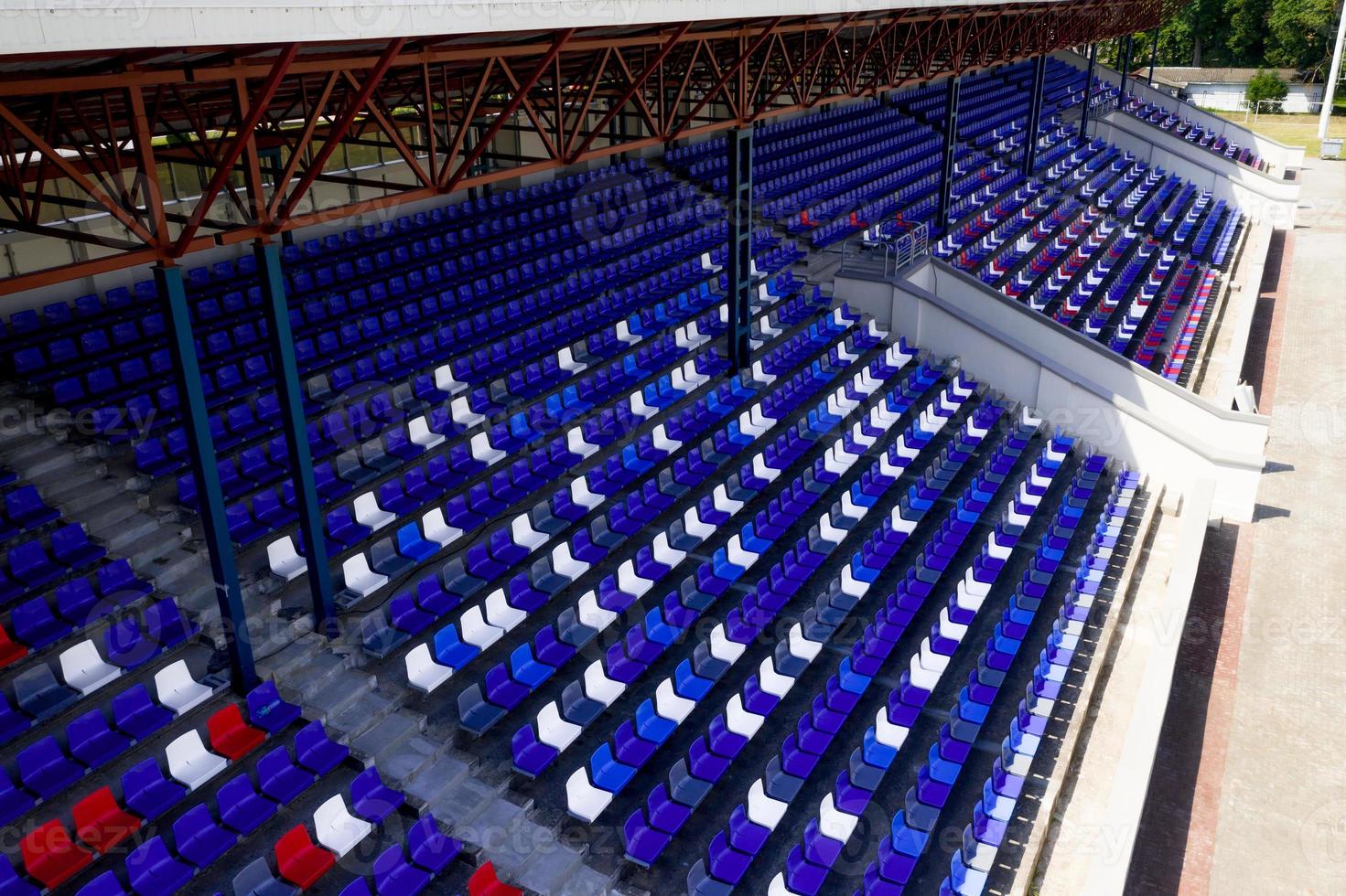 bovenaanzicht van lege voetbaltribunes in een groot voetbalstadion. foto