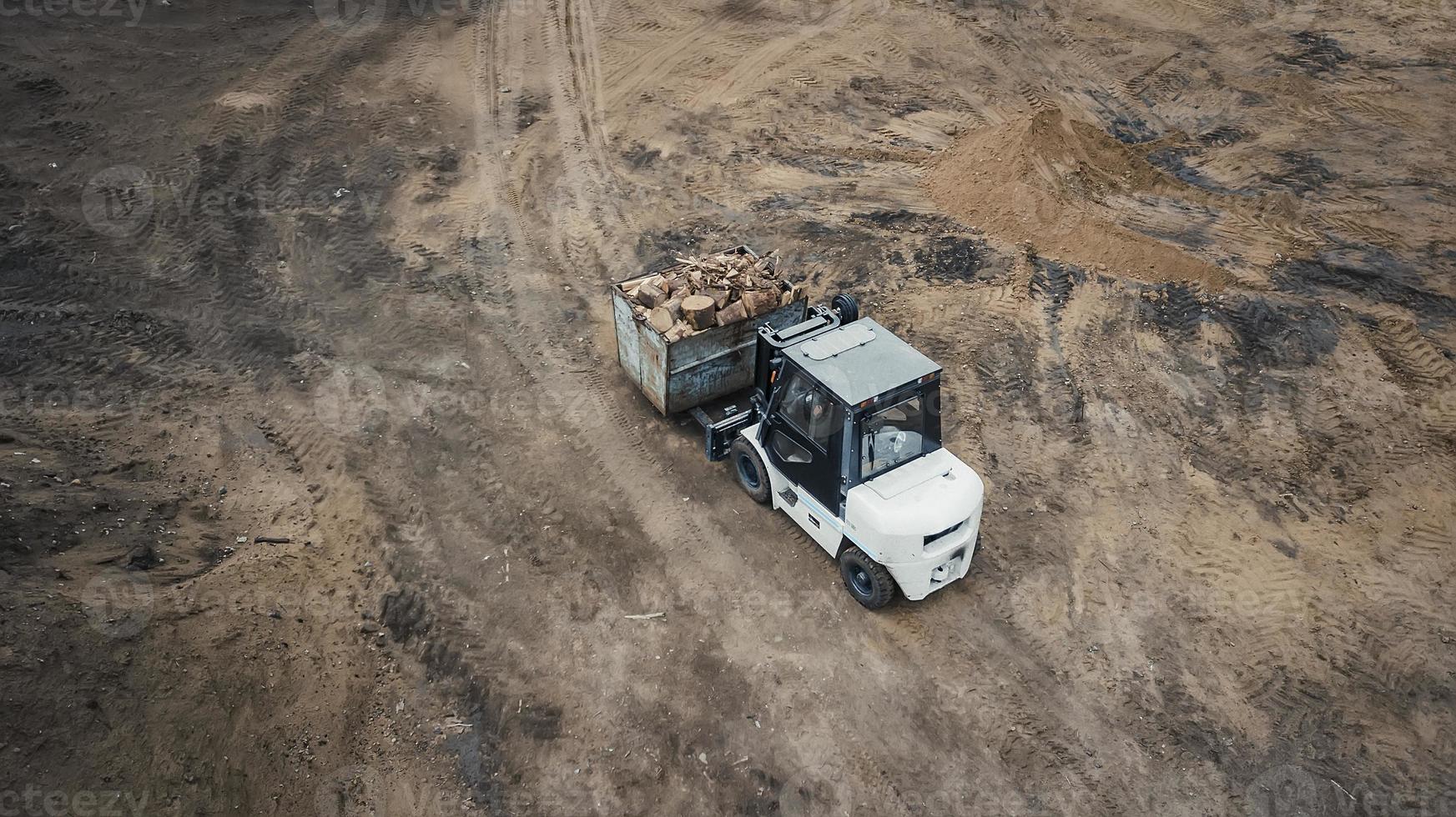 lader draagt brandhout bovenaanzicht van de drone foto