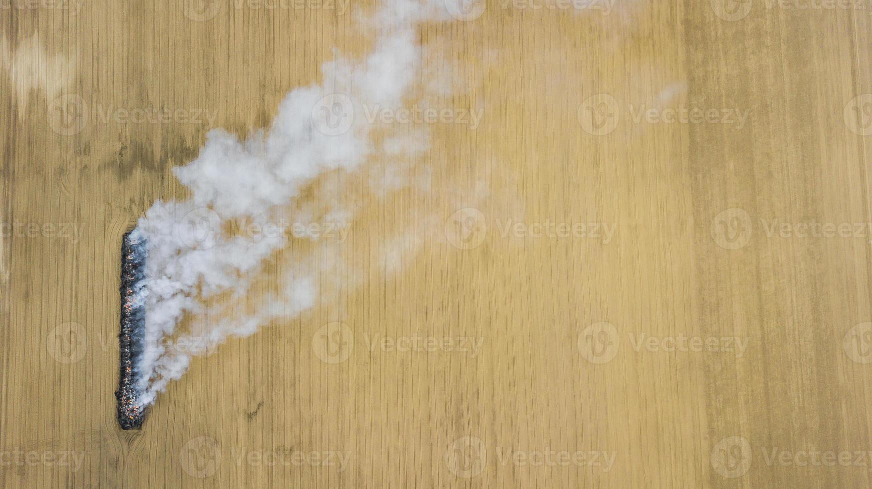 vuur in het veld bovenaanzicht vanuit de drone foto