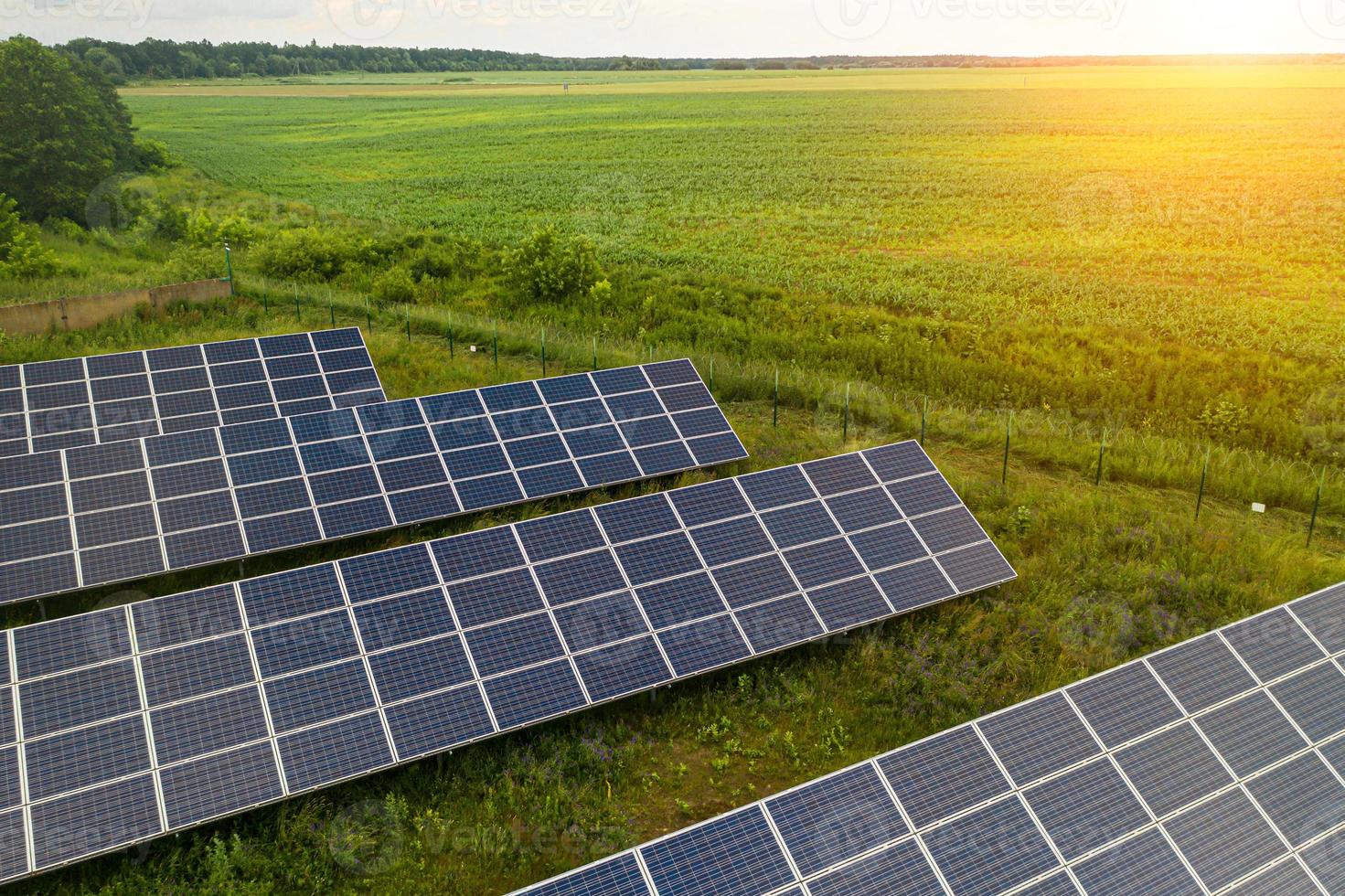 bovenaanzicht van zonne-installatie station. zonnekracht is grote energie om elektrisch te produceren. dit is schone stroom en goede zaken voor het milieu. zonne-energiesysteem is een belangrijke bron van hernieuwbare energie foto