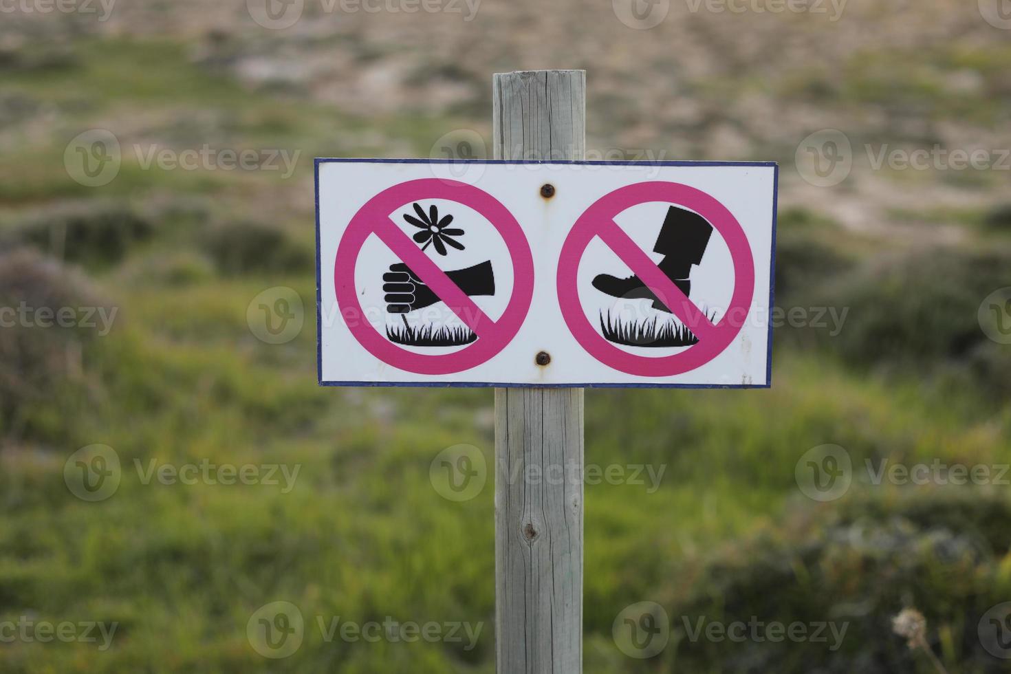 teken, scheur geen bloemen niet lopen op het gras, geen teken van vertrappen van het gazon foto