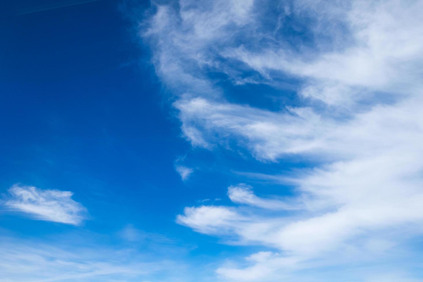 op de hoge bewolkte lucht foto