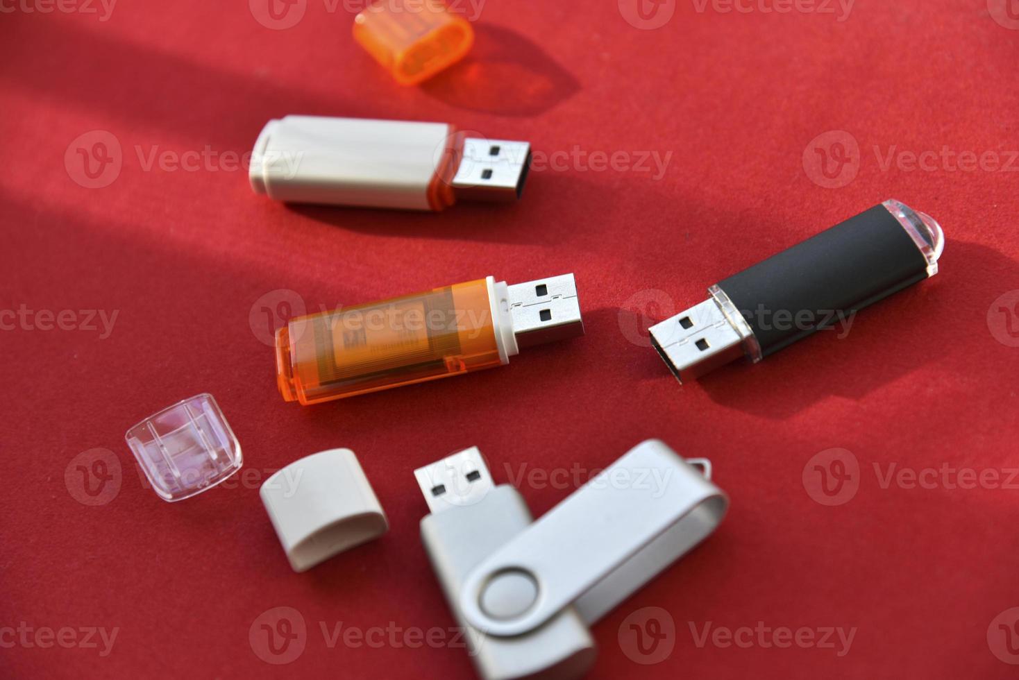 verschillende usb-flashstations op een rode achtergrond foto