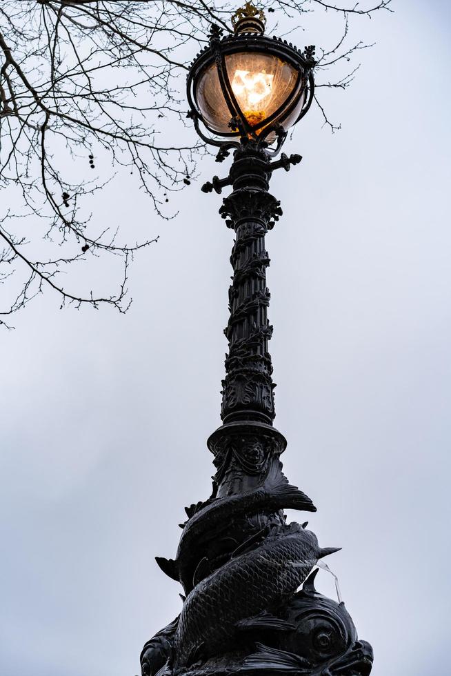 London River licht aan gedurende de dag foto