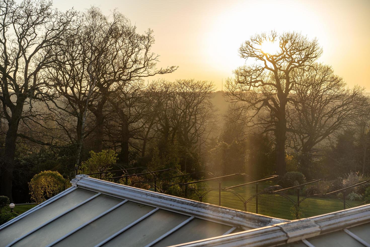 zonsondergang boven tuinhotel met bomen foto