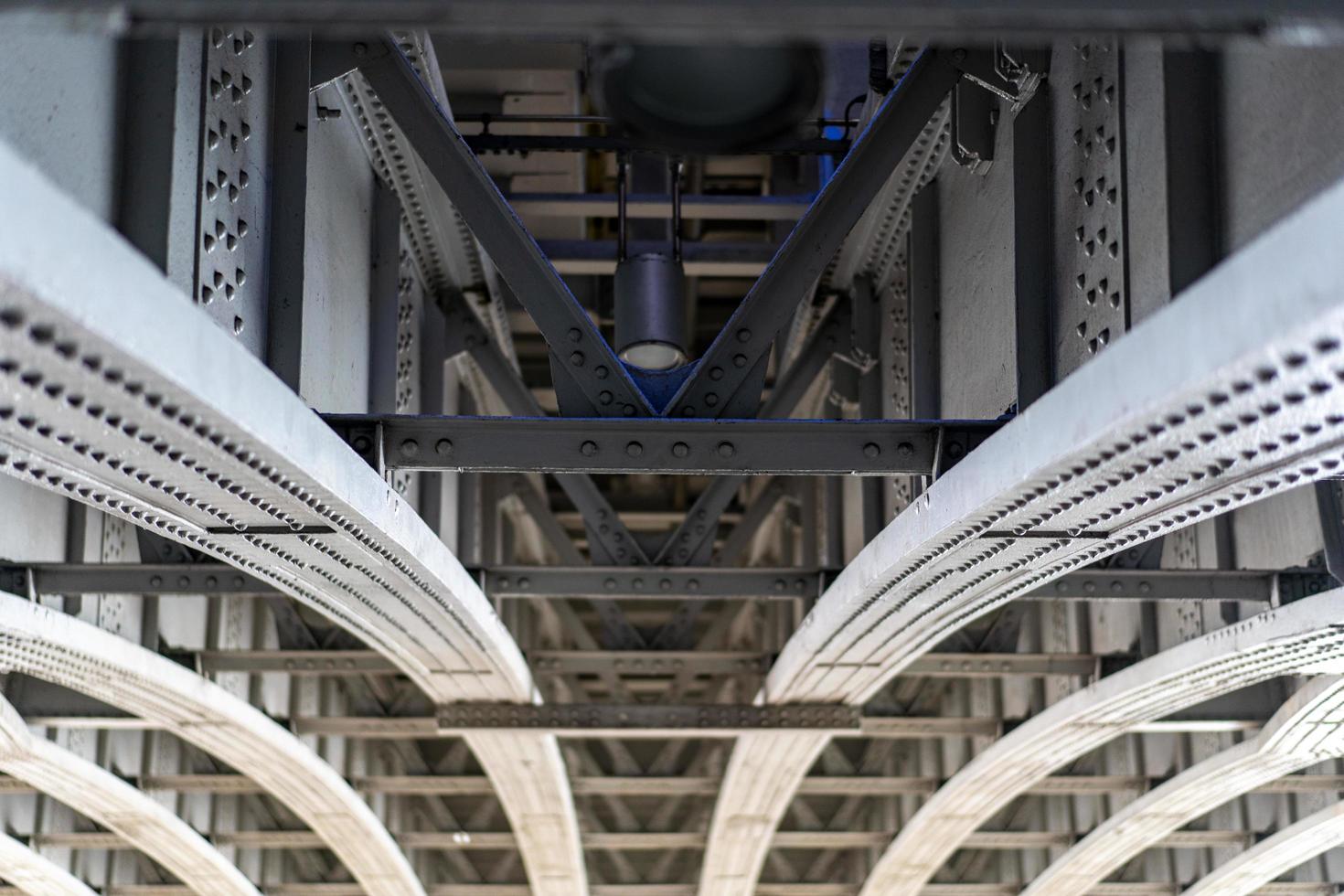 londen stalen brug over de rivier de Theems foto