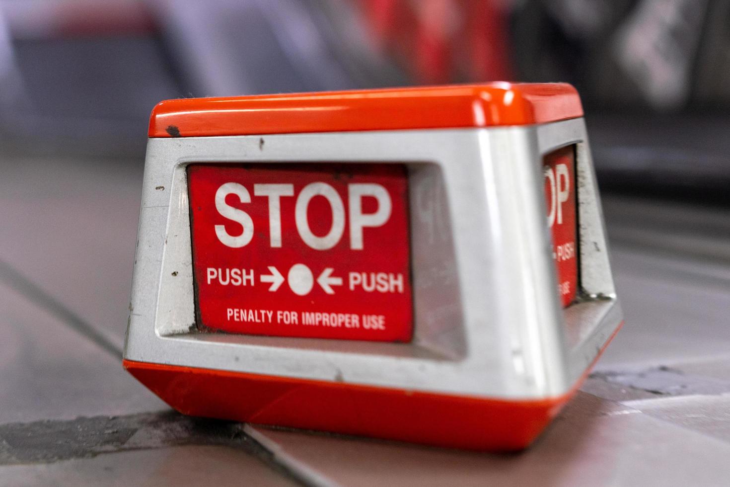 londen ondergrondse roltrap stopbord foto